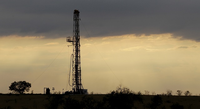 Спекуланти залагат на нефт от  за барел