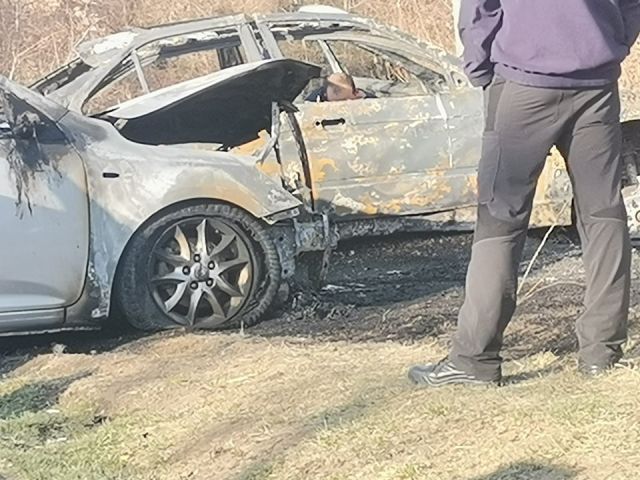 Леки коли изпепелени след пожар на паркинг в Панчарево (СНИМКИ)