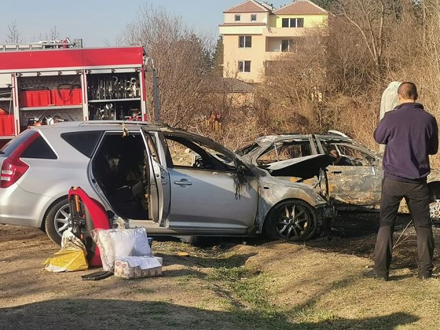 Леки коли изпепелени след пожар на паркинг в Панчарево (СНИМКИ)