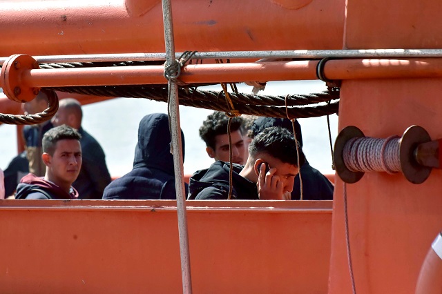 Италия отново спря кораб с мигранти от Африка
