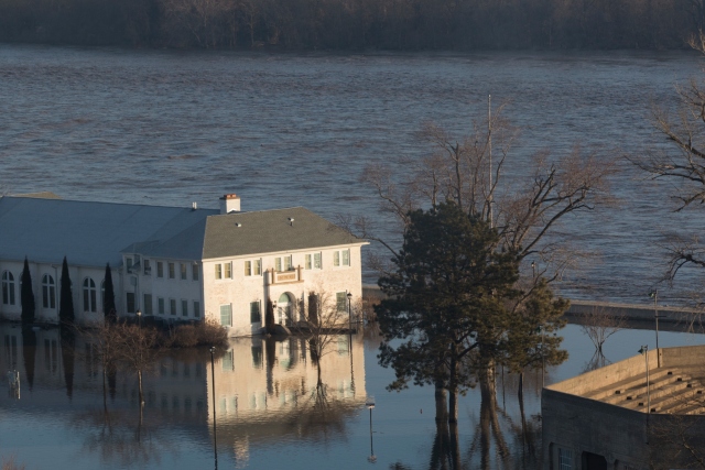 Невиждани наводнения потопиха САЩ