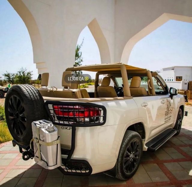 В Дубай отрязаха тавана на чисто нов Land Cruiser и го пригодиха за сафари