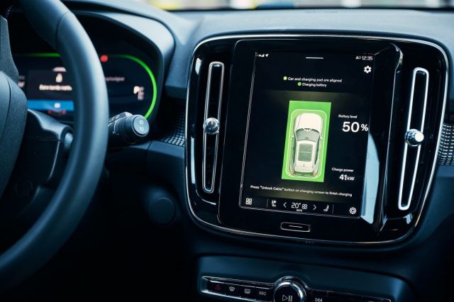 Volvo започва тестове на безжични зарядни за електромобили