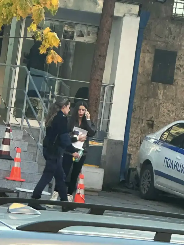 Арестуваха младата поп фолк певица Мирела след бурен скандал (СНИМКИ) | ФАКТИ.БГ - 2 Арестуваха младата поп фолк певица Мирела след бурен скандал (СНИМКИ) - 2