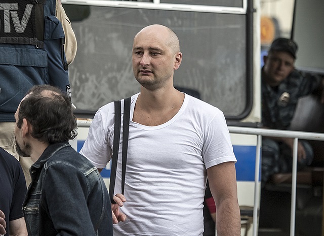 Обрат! "Убитият" руски журналист "възкръсна" в Киев