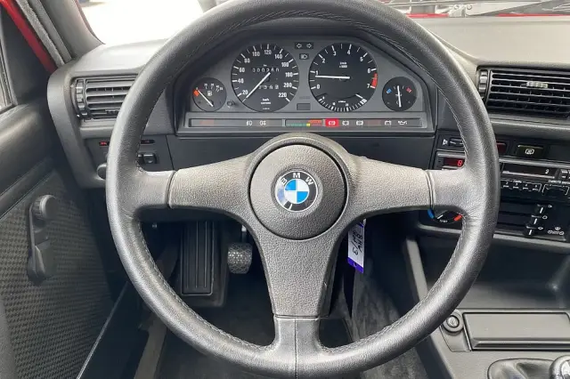 Продава се едно от най-уникалните BMW-та Е30