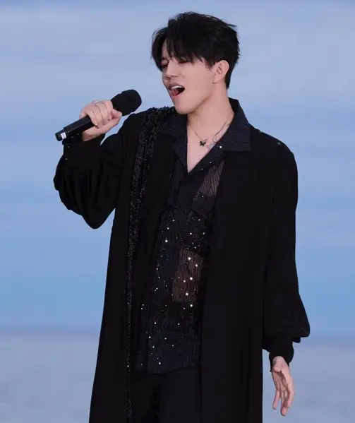 Димаш оглавява елита на вокалисти от 6 държави в новата музикална програма „Новият път на коприната“, пътуваща из Казахстан