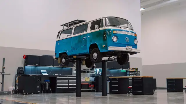 Volkswagen възстанови "магически" бус, оцелял при огромен пожар