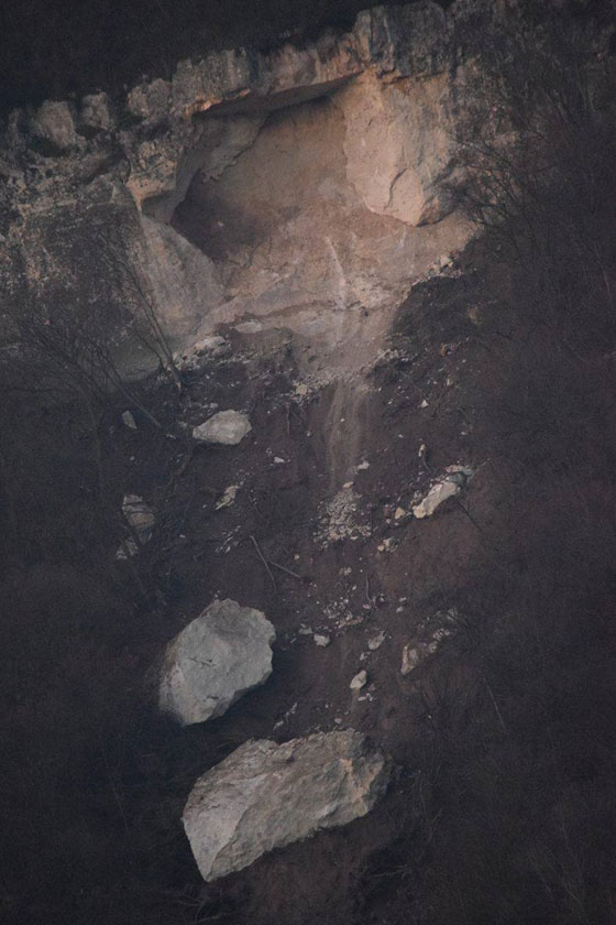 Евакуират хора заради опасна скала