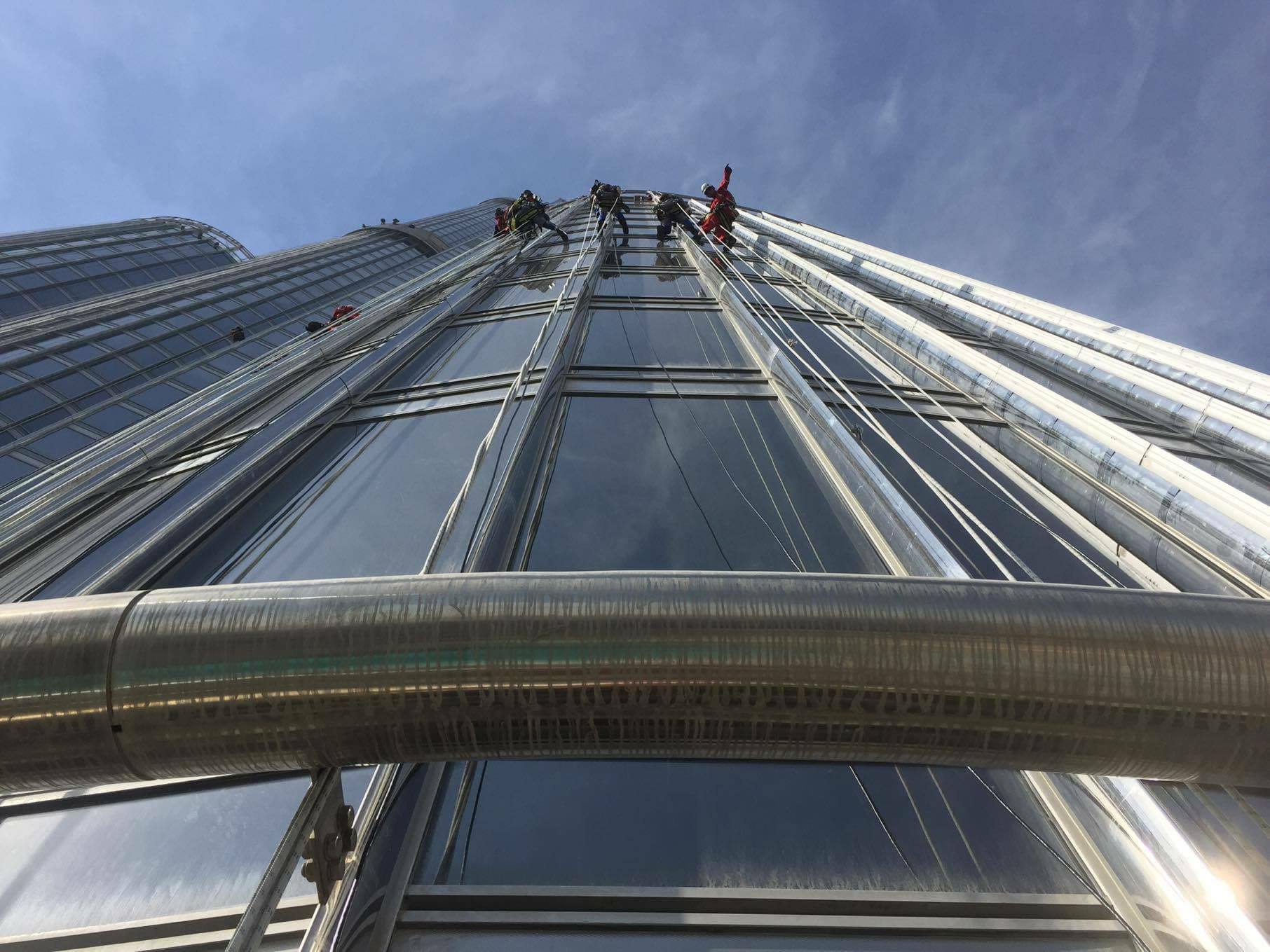 Алпинисти от Царево работят по най-високата сграда в света