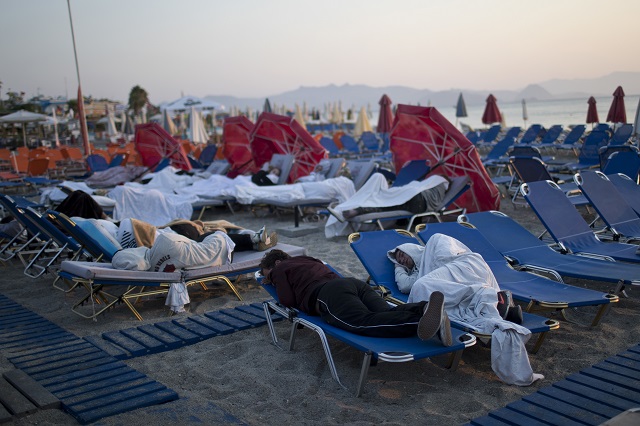 Паника в Гърция. Местни и туристи спят на открито (СНИМКИ)