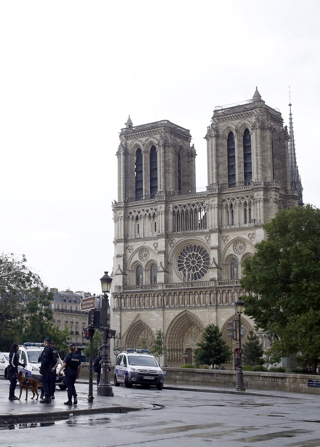 Мъж атакува с чук полицай в Париж (ВИДЕО+СНИМКИ)