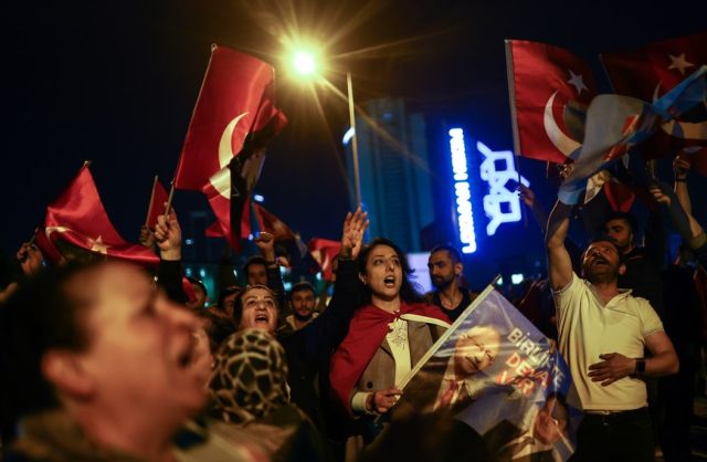 Колона от камиони премина през Истанбул в подкрепа на Ердоган