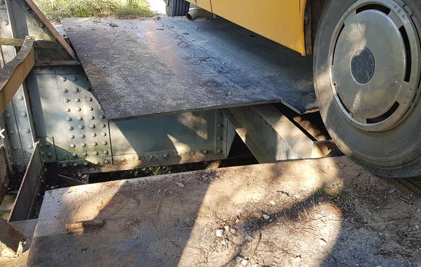 Автобус заседна и затвори мост във Врачанско