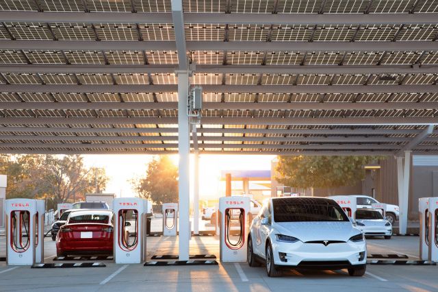 Tesla позволи на други електромобили да зареждат на техни станции 