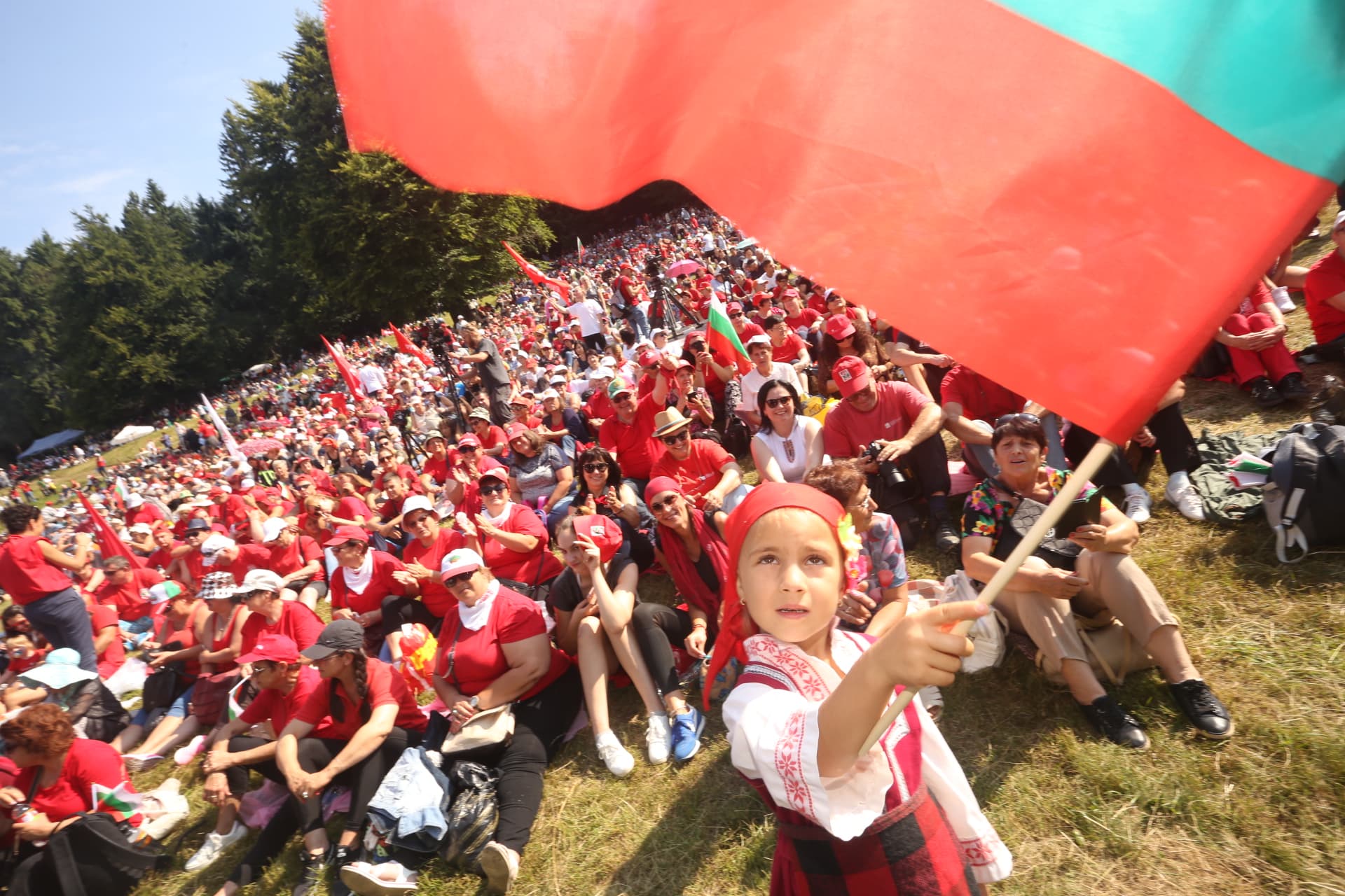 Нинова от Бузлуджа: Народе - изправете се и ГЕРБ ще паднат