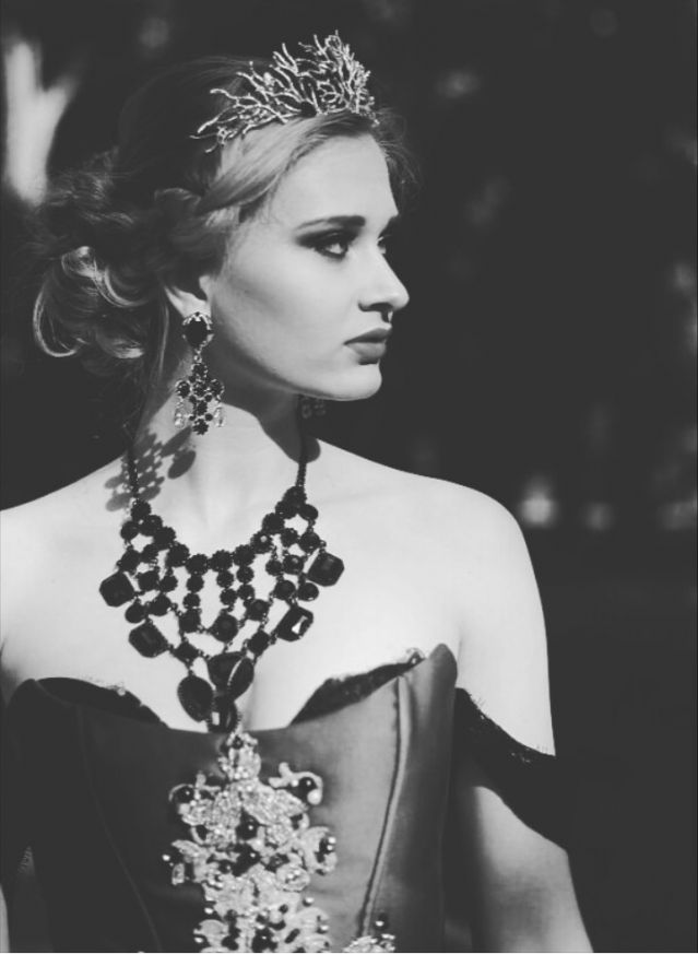 Откриха красива 20-годишна писателка умряла от апетит | ФАКТИ.БГ Откриха красива 20-годишна писателка умряла от апетит