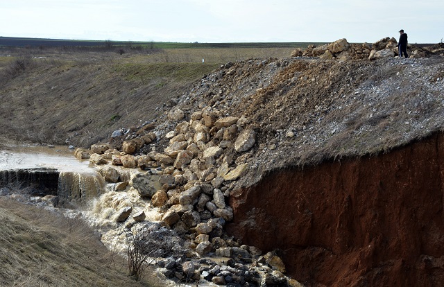 Отводняват дворове и къщи в Северозапада (СНИМКИ)