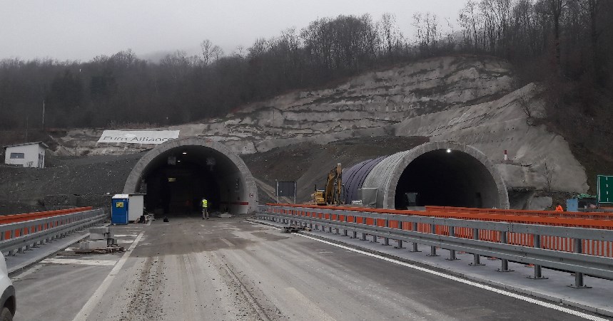 Сръбският президент инспектира тунели, строени от българска фирма