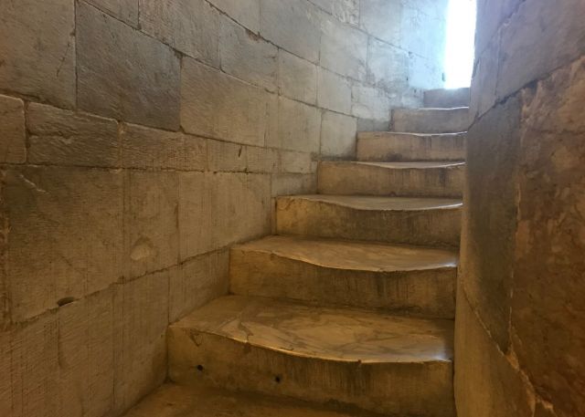  Защо витите стълби се строят по часовниковата стрелка (СНИМКИ) 