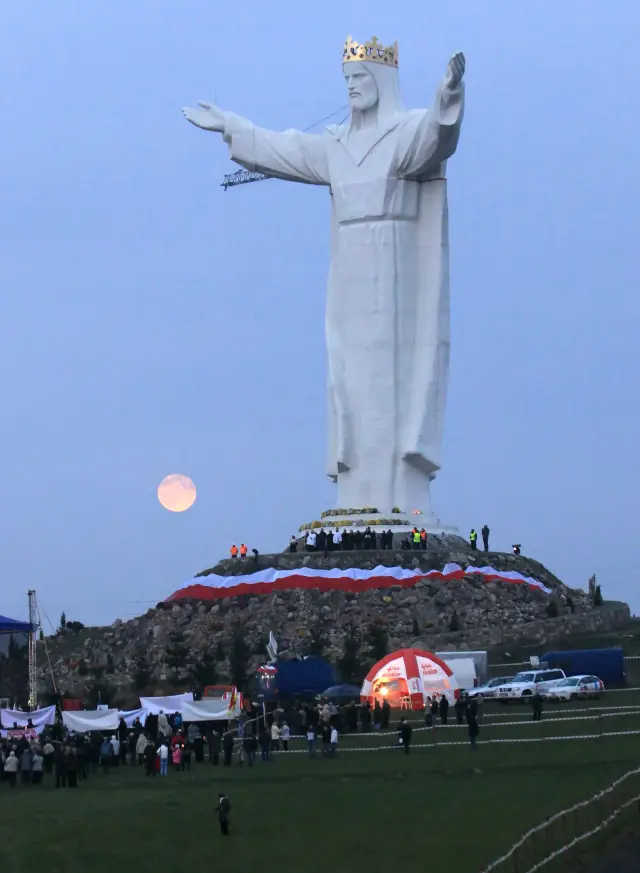 Най-високата статуя на Дева Мария в Европа беше открита в Полша (СНИМКИ)