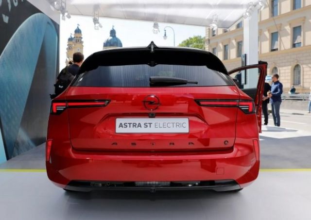 Opel показа семейното електрическо комби на Astra