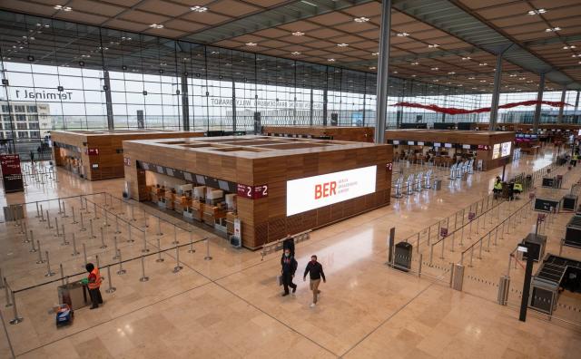  Откриват основно за Европа летище (СНИМКИ) 