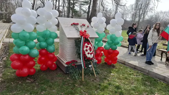 В село Бяла Река отпразнуваха 3 март с поезия и минута мълчание | ФАКТИ.БГ В село Бяла Река отпразнуваха 3 март с поезия и минута мълчание