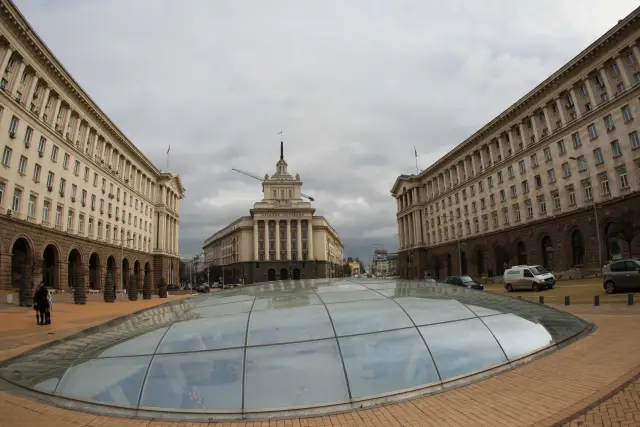 Напрежение пред парламента! Кой не скача, е дебел! Полетяха първите бомбички ВИДЕО + СНИМКИ | ФАКТИ.БГ Напрежение пред парламента! Кой не скача, е дебел! Полетяха първите бомбички ВИДЕО + СНИМКИ