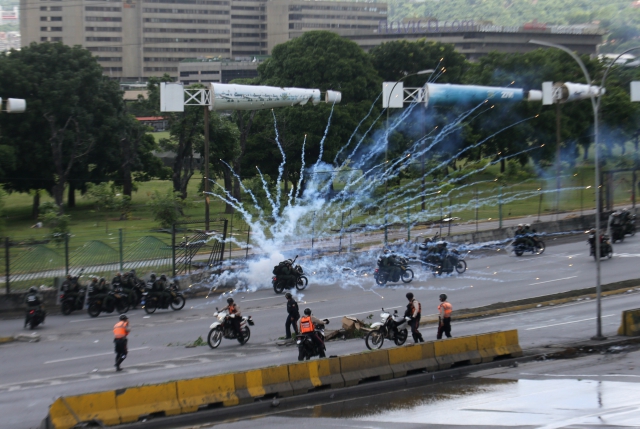 Напрежение във Венецуела! Хеликоптер направи опит за преврат