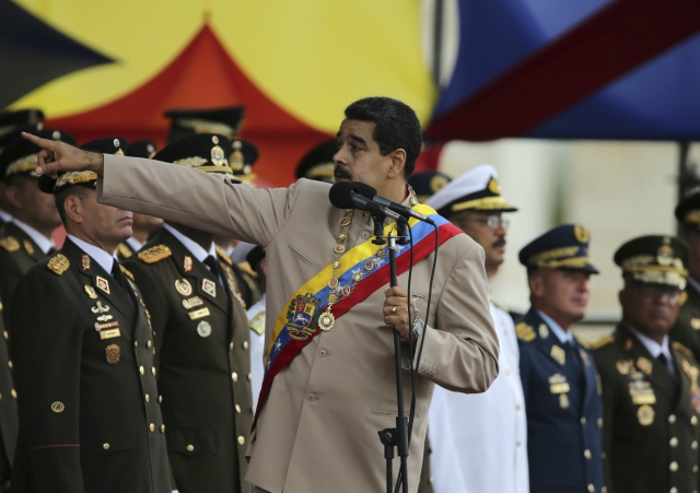 Напрежение във Венецуела! Хеликоптер направи опит за преврат