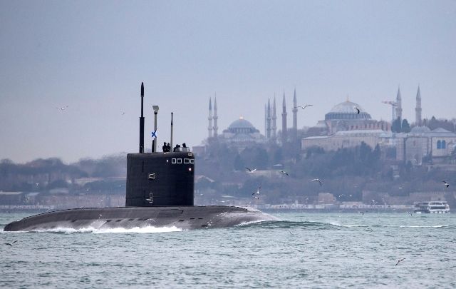  Руска подводница пред Синята джамия в Истанбул 