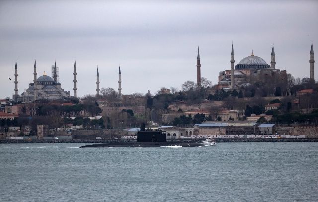 Руска подводница пред Синята джамия в Истанбул