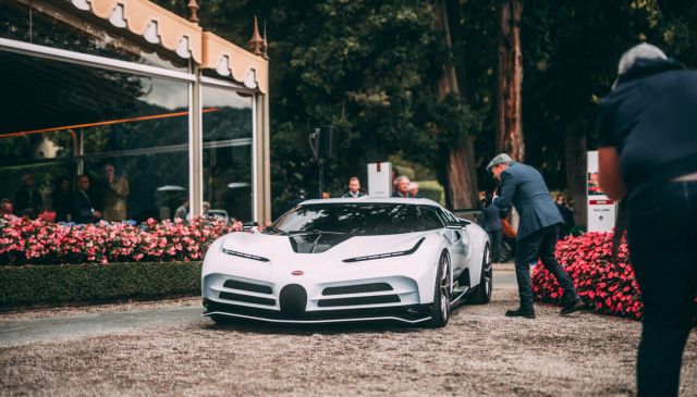 Bugatti за  млн. и предшественикът му зашеметиха тълпите във Villa d