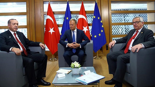 Юнкер: Турция се отдалечава с гигантски крачки от Европа