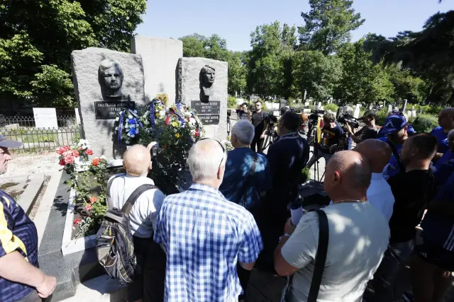 Левски сервира венци на гроба на Гунди и Котков