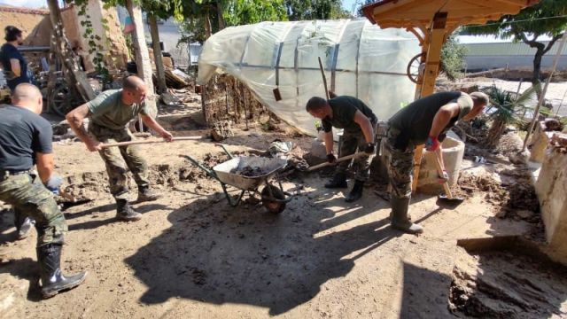 Армията ще помага на пострадалите от наводненията в община Карлово поне още месец