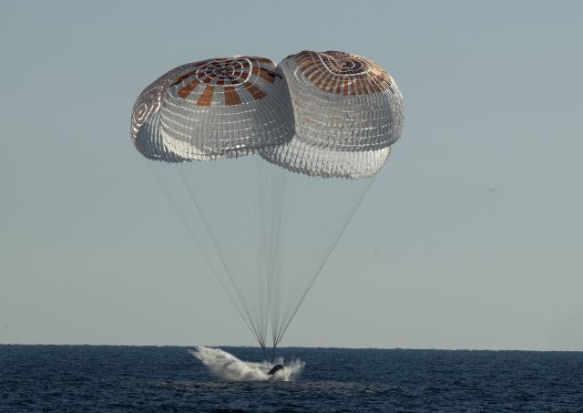 Астронавти от МКС се завърнаха на Земята с капсулата на SpaceX (ВИДЕО)