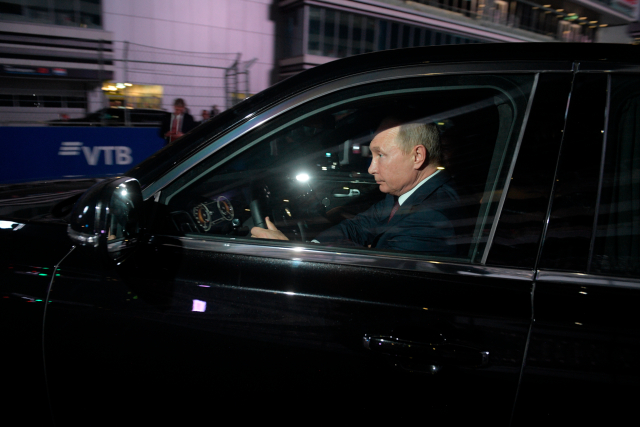 Путин подкара Aurus Senat на писта от Формула 1