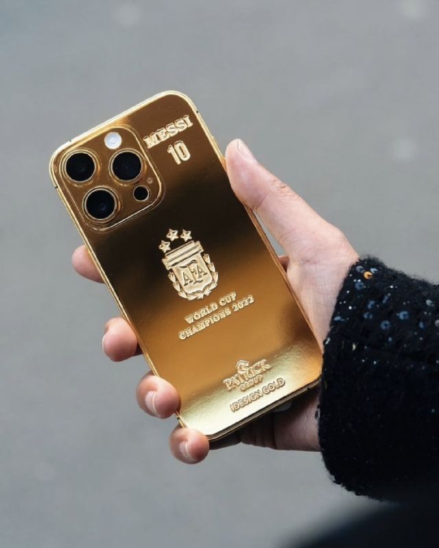 Меси подари 35 златни „айфона“ на своите съотборници
