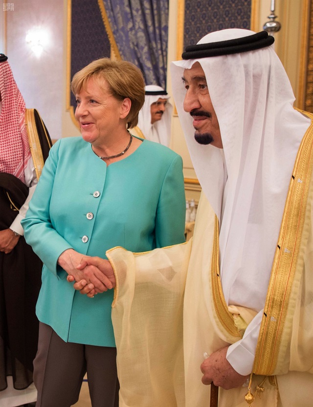 Меркел развя коси в Саудитска Арабия (СНИМКИ)