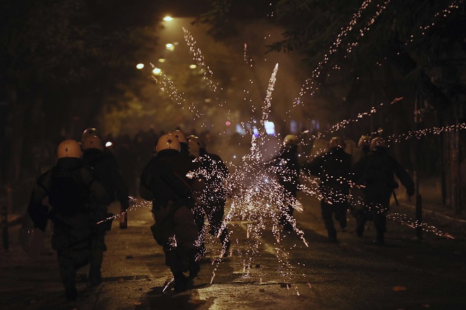 Сблъсъци и насилие в Атина след мирно шествие (снимки)