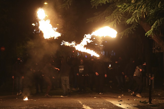 Сблъсъци и насилие в Атина след мирно шествие (снимки)