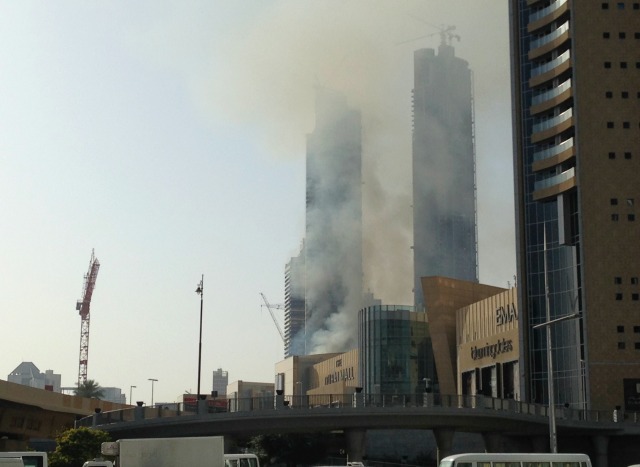 Пожар пламна до най-големия мол в света