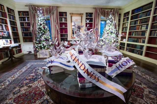 Снимка на Тръмп е част от празничната украса на Байдън в Белия дом (СНИМКИ) - 7