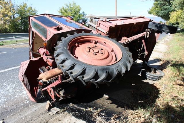 Колело на трактор се откъсна и причини катастрофа (СНИМКИ)