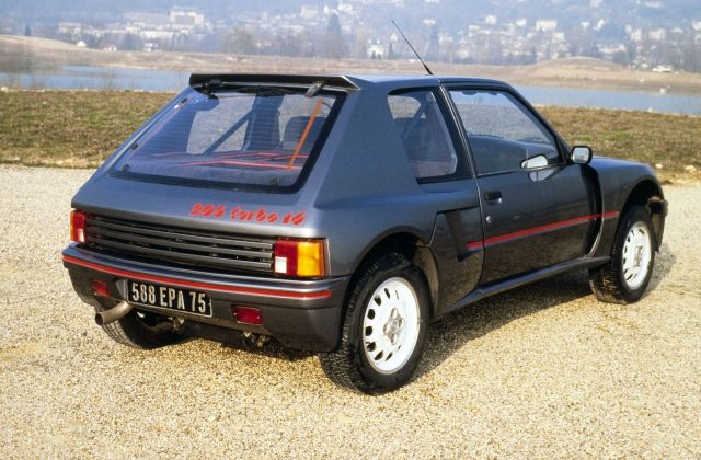 Peugeot 205 T16: Средно разположен двигател, 4х4 и 200 конски сили