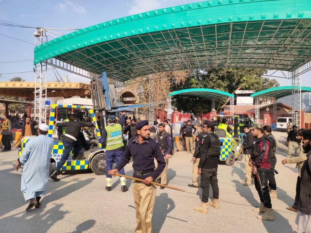 Десетки жертви и ранени при взрив в джамия в Пакистан