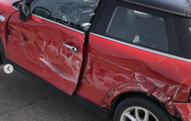  Камион за отпадък бута Mini Cooper близо километър по автомагистрала (ВИДЕО) 