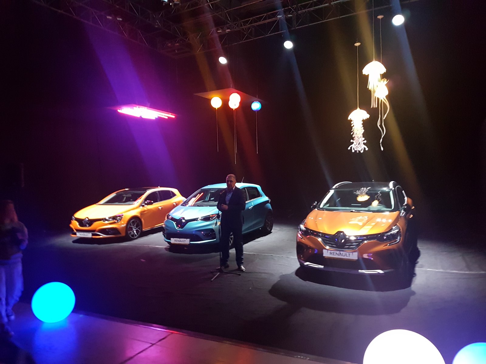 Renault подгрява публиката за автосалона